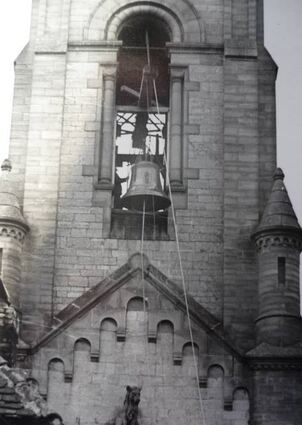 An Seilen wurde die Glocke in den Turm hinauf gezogen.
