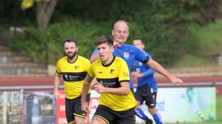 Der 1. FC Igersheim (gelbes Trikot) ist durch den 4:2-Sieg gegen die SGM Hohebach/Rengershausen auf den ersten Tabellenplatz in der Kreisliga B7 Franken geklettert.