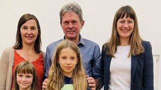 Das Büchereiteam zusammen mit dem stellvertretenden Creglingen Bürgermeister Karl Haag und den beiden Gewinnerinnen.