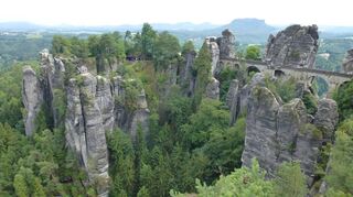 Deutschland hat viel Schönes zu bieten. Dazu zählt eine abwechslungsreiche Landschaft, wie das Elbsandsteingebirge in der Sächsischen Schweiz.