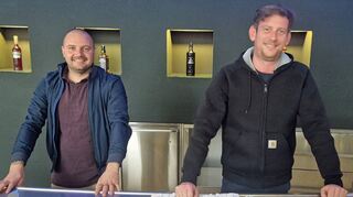 Hoteldirektor David Vamosi (rechts) und Mitarbeiter Peter freuen sich im bereits umgestalteten Barbereich die Herausforderungen, die der Neustart mit sich bringt.