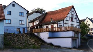 Einstimmig erfolgte die Vergabe der Ingenieurleistungen für das neue Feuerwehrgerätehaus, das an dieser Stelle in der Ortsmitte des Stadtteils Uiffingen entstehen soll. Das Baugesuch wurde zwischenzeitlich genehmigt. Beauftragt wurde das Architektenbüro Bauwerk 4, das auch bei den bisherigen Planungen und Ausführungen sehr gute Arbeiten geleistet hat.