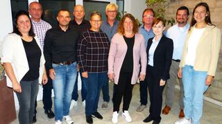 Die neuen Ortsvorsteherinnen und Ortsvorsteher zusammen mit Bürgermeisterin Heidrun Beck (rechts).