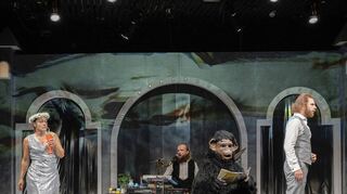 Alice Katharina Schmidt, Ole Xylander und Musiker Ulrich Hartmann führen am 28. Oktober „Jeder*mann“ in Tauberbischofsheim auf.