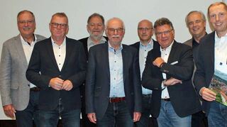 Die Kreisbau Main-Tauber zog bei ihrer Mitgliederversammlung eine positive Bilanz, und das trotz schwieriger Rahmenbedingungen. Unser Bild zeigt von links Rüdiger Zibold, Aufsichtsratsvorsitzender, Edgar Beuchert, Thomas Ludwig, Hanspeter Fernkorn, Bernd Straub, Klaus Kornberger, nebenamtlicher Vorstand, Klaus Volkert und Steffen Dörr, hauptamtlicher Vorstand.