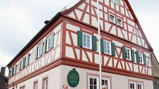 Freuen sich über die frisch sanierte Rathaus-Fassade in Hachtel (von links): Ortsvorsteher Brand, OB Glatthaar und Stadtrat Rothenfels.