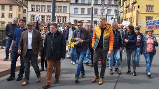 Damals gemeinsam unterwegs: Freudenbergs Bürgermeister Roger Henning, Landrat Christoph Schauder sowie die Rathauschefs Markus Herrera Torrez und Klaus Thoma (Kreuzwertheim) im Mai beim Fußmarsch durch die Stadt zu einer Kundgebung für den Erhalt Notfallversorgung.