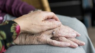 Viele Pflegebedürftige in Heimen benötigen finanzielle "Hilfe zur Pflege" durch das Sozialamt., weil die eigenen Mittel nicht ausreichen. Aber auch für pflegende Angehörige besteht ein Armutsrisiko.
