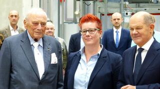 Gespräch mit Betriebsrat und Mitarbeitern: Professor Dr. Reinhold Würth (links) und Bundeskanzler Olaf Scholz beim gemeinsamen Logistik-Rundgang am Stammsitz in Künzelsau-Gaisbach. Dabei kam der Kanzler auch mit der Betriebsratsvorsitzenden Katharina Herz-Dessecker (Mitte) und den Würth-Mitarbeitern und den Auszubildenden ins Gespräch.