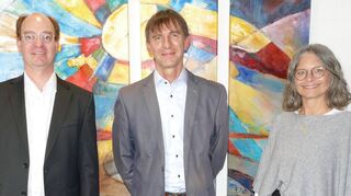 Stadtkämmerer Günter Haberkorn (Mitte) wurde in einer kleinen Feierstunde für 40 Jahre im öffentlichen Dienst von Bürgermeister Dr. Lukas Braun und Personalratsvorsitzender Melanie Hofmann geehrt.