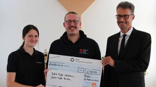 Die DRK-Tafelläden Buchen und Adelsheim haben einen neuen Kühltransporter. Simone Nehring und Steffen Horvath (Mitte) vom DRK Buchen sowie Dr. Gunther Hirsch, Vorsteher der neuapostolischen Kirchengemeinde Buchen, bei der Übergabe von 2000 Euro. Gespendet hat diese das Hilfswerks „human aktiv“.