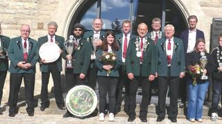 Die Königsfamilie 2023/24 des SV Igersheim: Auf dem Bild die Pokalgewinner und die neue Königsfamilie des Schützenvereins Igersheim um den neuen Schützenkönig Helmut Michel (Mitte), zusammen mit Bürgermeister Frank Menikheim.
