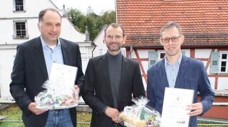 Bürgermeister Wolfram Bernhardt (Mitte) gratulierte Rainer Schöll (links) und Andreas Wiltschko zum 25. Dienstjubiläum im öffentlichen Dienst.