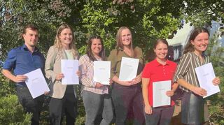 Benjamin Schibor, Jule Reichert (von links), Luisa Madinsky, Enni Litke, Vera Ernst und Jana Woitsch präsentieren mit berechtigtem Stolz ihre Urkunden.