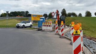 Viele ignorieren die Sperrung am Kreisverkehr in Walldürn. Es kann jedoch jederzeit ein Auto wie auf dem Bild entgegenkommen.