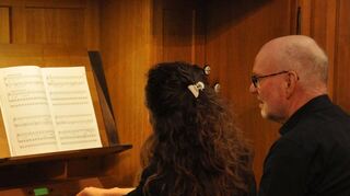 Julia Kohler und Thomas Drescher an der Winterhalter-Orgel .