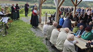 Schutzhütte eingeweiht: Mit der Segnung der restaurierten Josef-Statue wurde auch die Schutzhütte am Markelsheimer Tauberberg unter großer Anteilnahme der Bevölkerung eingeweiht und gesegnet. Viele ehrenamtliche Helferinnen und Helfer haben dazu beigetragen, dass die Statue nun in einer Einhausung an der Schutzhütte zum Heiligen Josef im Markelsheimer Tauberberg steht.