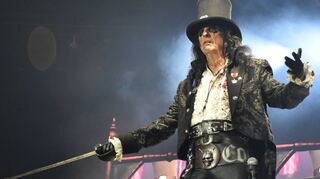 Alice Cooper und seine hervorragende Band begeisterten in der vollen Stuttgarter Porsche Arena mit einer trashigen Rockshow.