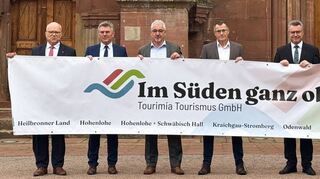 Über die neue Wort-Bild-Marke „Im Süden ganz oben“ freuen sich die Verantwortlichen der Tourimia Tourismus GmbH (von links): Landrat Norbert Heuser (Heilbronn), Landrat Ian Schölzel (Hohenlohekreis), Geschäftsführer Bernhard Mosandl, Bürgermeister Klaus Detlev Huge (Bad Schönborn), Landrat Dr. Achim Brötel (Neckar-Odenwald-Kreis), Dezernent Ulrich Bäuerlein (Rhein-Neckar-Kreis) und Landrat Christoph Schauder (Main-Tauber-Kreis).