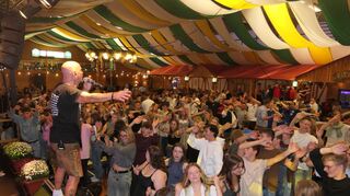 Volles Haus und gute Stimmung: Am Freitag- und Samstagabend versammelten sich die Feierwütigen in der Main-Tauber-Halle.