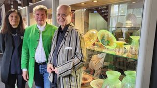 Gruppenfoto vor einigen Exponaten der neuen Ausstellung „Eine Lebensreise zum Glas“: die stellvertretende Leiterin des Wertheimer Glasmuseums, Barbara Benz, Bernd Maack vom Trägerverein und Sammler Paul Beckmann.