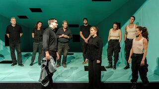 Familie Antrobus überlebt gleich mehrere Krisen. Das Theaterstück „Wir sind noch einmal davongekommen“ der Badischen Landesbühne zeigt, wie man Katastrophen überstehen kann.