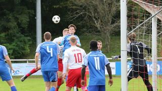 Der TV Niederstetten II (in Weiß) unterlag der SGM Niedernhall/Weißbach II in der Kreisliga B7 Franken mit 0:2.