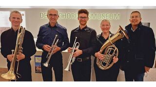 Vier Musiker ließen zum Abschluss der 69. Saison des FN-Turmblasens ein letztes Mal ihre Melodien erklingen. Im Bild (von links): Hans-Jürgen Schuster, Josef Staudt, Maximilian Ortmeier, Adelheid Löber und FN-Deskchef Olaf Borges.