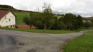 Nahe den Tennisplätzen soll das neue Gerätehaus gebaut werden.