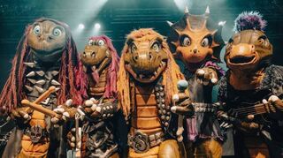 Metal für kleine Fans: Mit „Pommesgabel“ oder „Dino-Disco“ heizen die singenden Dinos von Heavysaurus dem jungen Publikum ein.