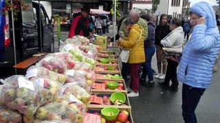 Verschiedene Aussteller und die lokalen Einzelhandelsgeschäfte sind am „Dürmer Herbst“ für die Besucher vor Ort.