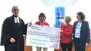 Spende übergeben: Unser Bild zeigt (von links) Pfarrer Uwe Krauß, Rolf Kübler (Kinderhospizdienst „Sonnenschein“), Kirchengemeinderatsvorsitzende Angelika Wolfarth und Kirchenpflegerin Heidrun Gramlich.
