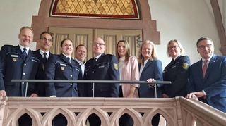 Staffelstab übergeben: Beim Amtswechsel in Sachen Polizeirevier Tauberbischofsheim waren im Rathaussaal freudestrahlend mit von der Partie (von links) Erster Polizeihauptkommissar Jörg Reutter (Personalratsvorsitzender), Polizei-Vizepräsident Markus Geistler, die „Neue“, Polizeioberrätin Estelle Teichgräber, mit Partner Florian Deinert, der bisherige „Standortälteste“, Polizeidirektor Burkhard von der Groeben, mit Ehefrau Melanie, Bürgermeisterin Anette Schmidt, Polizeidirektorin Eva Weispfenning (Leiterin der Schutzpolizei auf Präsidiumsebene) und Landrat Christoph Schauder.