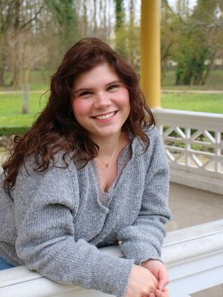 Vanessa Rube (29) ist Doula. Sie begleitet werdende Mütter und Familien von der Schwangerschaft und der Entbindung bis zum Wochenbett und steht ihnen in dieser emotional herausfordernden Zeit zur Seite.