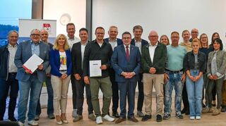 Erfolgreicher Stadtradeln-Abschluss 2024: Die 1923 Teilnehmenden aus dem Main-Tauber-Kreis legten in 149 Teams insgesamt 453 888 Kilometer zurück. Die Prämierung der aktivsten Teams und Radelnden fand durch Landrat Christoph Schauder im Großen Sitzungssaal des Landratsamts Main-Tauber-Kreis statt.