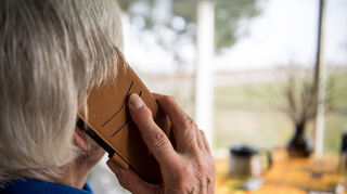 Falsche Polizisten haben am Montag im Neckar-Odenwald-Kreis ihr Unwesen getrieben. Die Telefonbetrüger nahmen mit mehreren Haushalten im Bereich Buchen Kontakt auf und gaben sich als Polizisten aus. Bei einer 76-Jährigen waren die dreisten Betrüger erfolgreich. (Symbolbild)