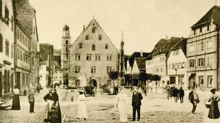 Mitten hinein ins Bad Mergentheimer Stadtleben des letzten Jahrhunderts kann man sich mit einer neuen App versetzen lassen – so wie hier auf den Hans-Heinrich-Ehrler-Platz anno 1909.