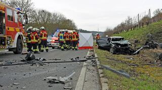 Der Mercedes prallte bei der Kollision aufgrund hoher Geschwindigkeit gegen eine Mauer am Fahrbahnrand.