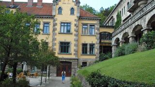 Ein Teil des historischen Gebäudekomplexes Wildbad am Taubertalhang mit dem Haupteingang zur Tagungsstätte, die auch nach dem Verkauf an die Stadtwerke Rothenburg GmbH weiter bestehen bleibt.