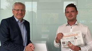 Vorstandsvorsitzender Michael Schneider (links) und Ausbilder Tim Euler freuen sich über die Auszeichnung für Ihre Volksbank.