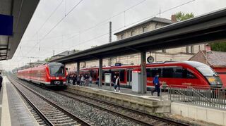 Haltende Züge am Bahnhof in Lauda: Der Main-Tauber- und der Neckar-Odenwald-Kreis müssen ab 2025 nur noch die Hälfte des bisherigen Beitrages zum Regionalbahn-Probebetrieb zwischen Lauda und Osterburken beitragen.