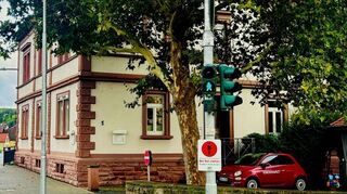 Stadt und Landkreis setzen alles daran, dass die Zeichen für die Zukunft der Kinderarztpraxis in der Würzburger Straße auf Grün stehen können.