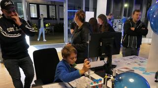 Bei der „Nacht der Ausbildung“ konnten Interessierte einiges ausprobieren. Diese Chance nutzten auch jüngere Besucher wie der zehnjährige Collin bei der Firma Brand in Bestenheid.