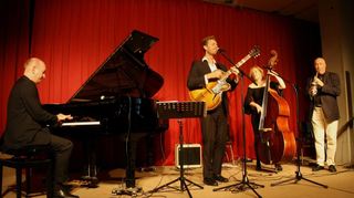Bei einem mitreißenden und stimmungsvollen Konzert von Chris Hopkins und seinen „International Swing Stars“ wurde die Reihe „Jazz in der Aula“ in Lauda-Königshofen erfolgreich fortgesetzt.