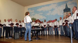 Chorleiterin Anna Leuser-Valls hat die 40 Männer der Chorgemeinschaft Nassau-Schäftersheim bei romantisch-nachdenklichen Songs ebenso perfekt im Griff wie bei bissigen Chansons, auftrumpfendem Husarenritt oder Reb- und Heimatliedern.