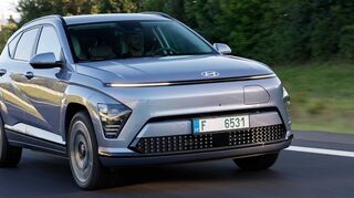 Markantes Designelement des neuen Hyundai Kona ist das über die gesamte Breite der Frontpartie laufende LED-Band. Die kleinen Quadrate („Pixel-Design“) erinnern an die Ioniq-Modelle.