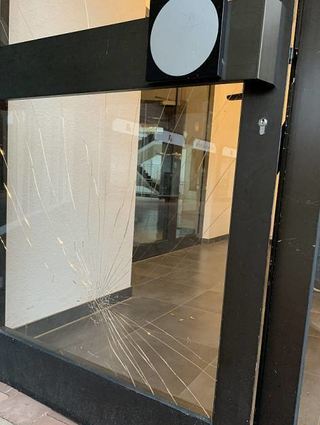 Die Eingangstür zu den Wohnungen schließt nicht mehr.