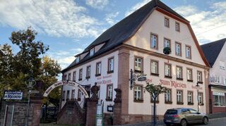 Nina Druschbin und Shyamlal P. C. blicken positiv in die Zukunft des Hotels und Restaurants „Zum Riesen“ in Walldürn.