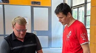 FN-Reporterchef Michael Fürst spricht mit Herren-Degen-Bundestrainer Jörg Fiedler in Leipzig.