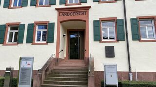 Am Landgericht Mosbach läuft seit Freitag der Prozess gegen vier Angeklagte wegen versuchten Mords und schwerer Brandstiftung.